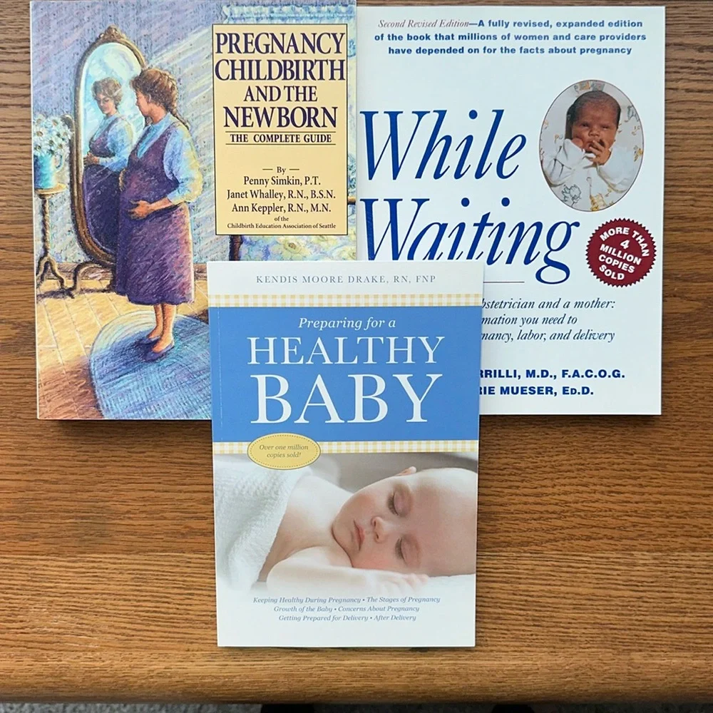 Three books: pregnancy childbirth and newborn - Picture 1 of 4
